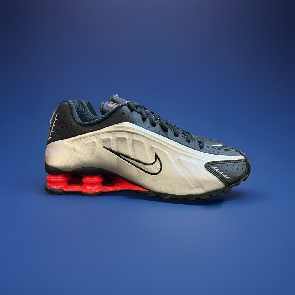 8 Men Nike Men's Shox R4 Black/Metallic Silver Size M (8) W (9.5) AR3565-011